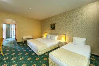 Отель Hotel Montecito София Трехместный номер с дополнительной кроватью-1